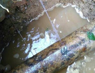 代县楼顶渗水维修公司分享下地暖漏水的原因及检测方法。